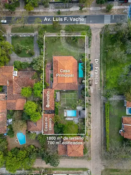 Residencia en esquina cerca del Club Náutico 10